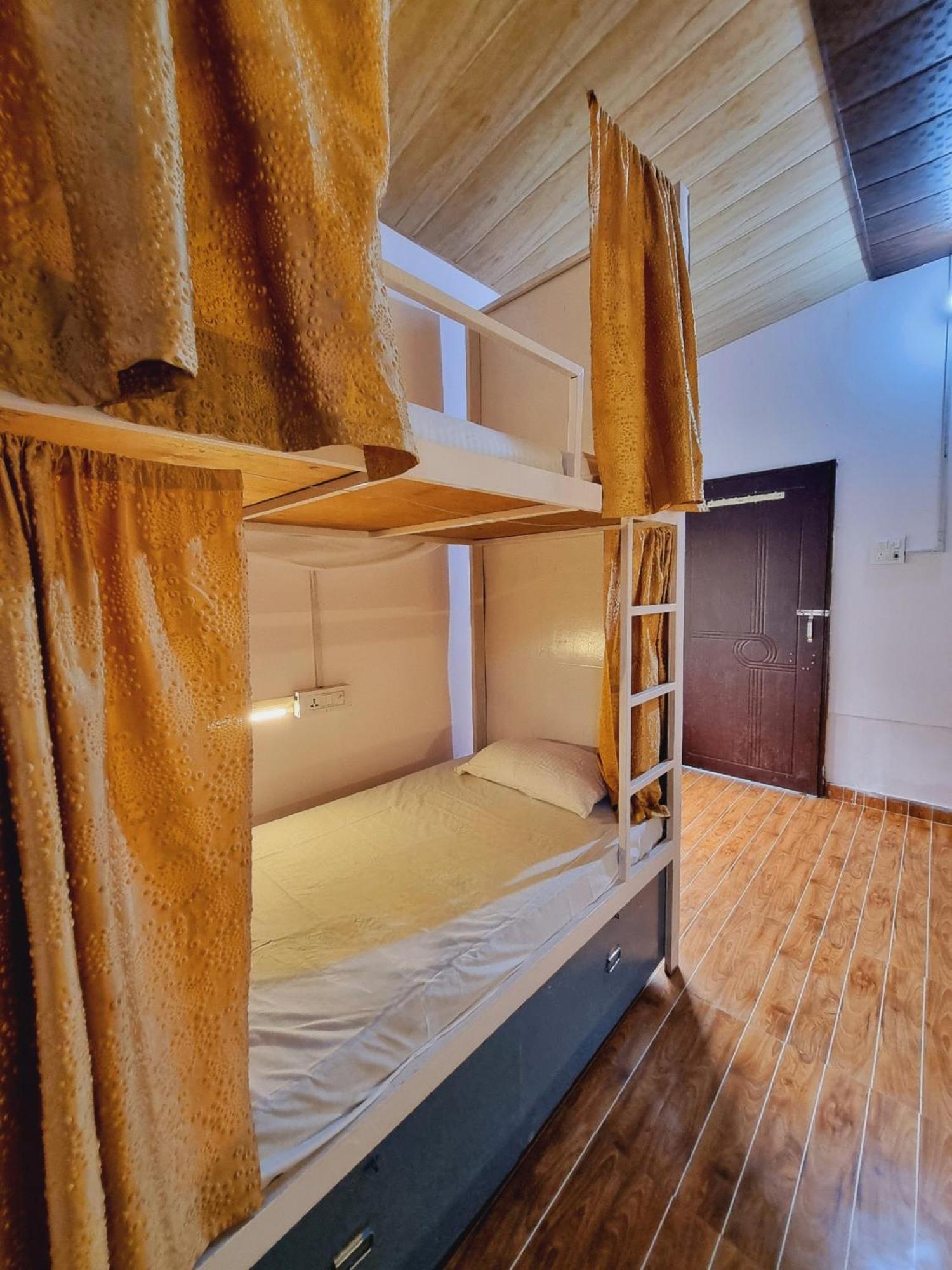 Landlopers Hostel Rishīkesh Extérieur photo