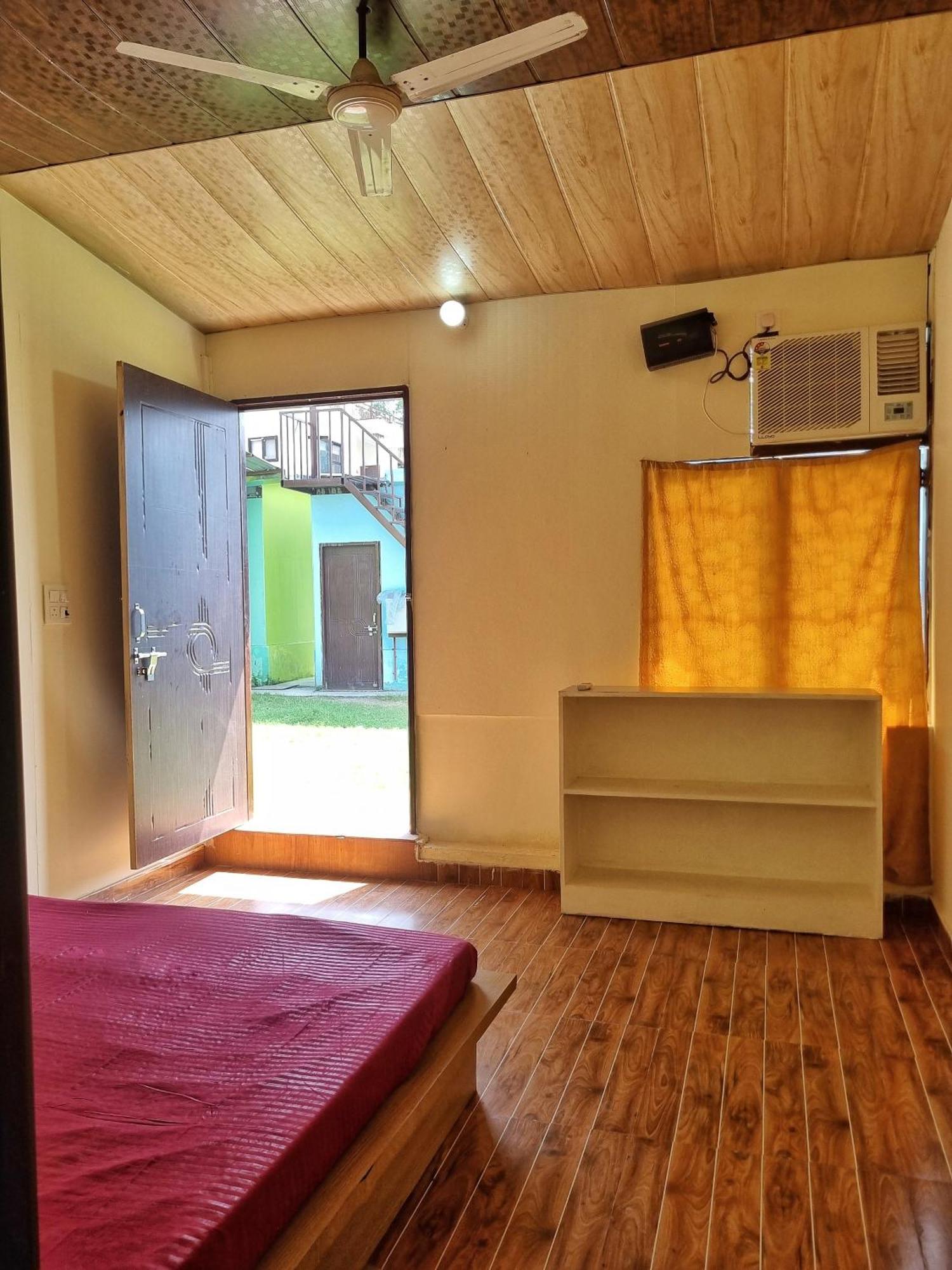 Landlopers Hostel Rishīkesh Extérieur photo